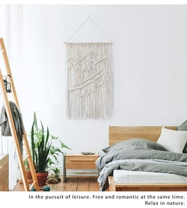 Detail der handgefertigten Boho Makramee Wandbehang mit gewebten Berg und Waldmustern