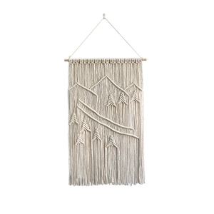 Handgefertigter Makramee-Wandbehang mit Berglandschafts-Design und Holzstab