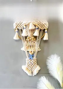 Detailansicht eines handgefertigten Boho Makramee Heißluftballons als Wanddekoration