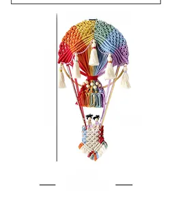 Detailansicht eines handgemachten Regenbogen-Makramee-Heißluftballons mit Quasten und Holzperlen