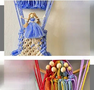 Detailansicht aus gewebtem Regenbogen-Baumwollseil und Holzperlen am Wandteppich