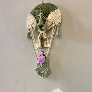 Handgefertigter Makramee Heißluftballon Wandbehang mit Quasten im Boho-Stil