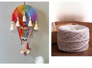 Detailaufnahme des Regenbogen-Makramee-Heißluftballons mit Quasten und Holzperlen