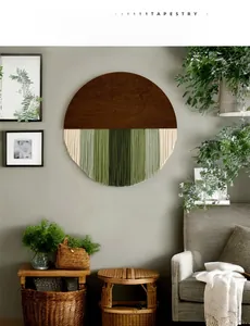 Detailansicht eines handgefertigten runden Boho-Fransen-Wandteppichs an einer Wohnzimmerwand