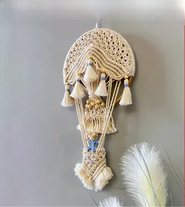 Detailansicht Heißluftballon-Wandbehang aus Makramee mit blauer Puppe und Holzperlen