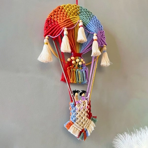 Detail der handgewebten Heißluftballon Wanddeko mit Regenbogenfarben und Quasten