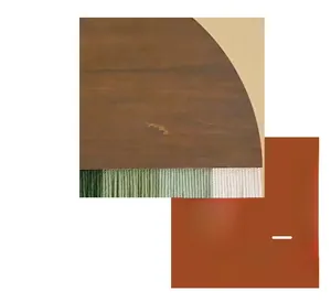Nahaufnahme von handgewebten Wandbehang-Details mit Naturholz und gestreiftem Webmuster