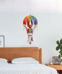 Detailaufnahme eines Boho-Regenbogen-Heißluftballons aus Baumwolle mit Tasseln