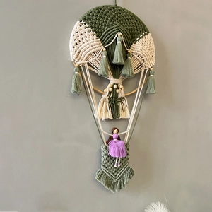 Detailaufnahme von Makramee Heißluftballon Wandbehang mit Boho Fransen und Holzperlen