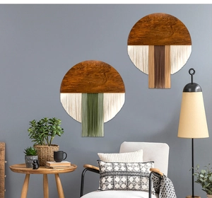 Detailansicht der Boho-Wanddekoration mit Holztextur und Baumwollquasten-Details