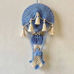 Handgefertigter Makramee-Heißluftballon Wandbehang in Blau und Beige für Boho-Wanddeko