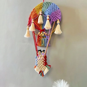 Handgefertigter Boho Wandbehang Heißluftballon mit Regenbogenfarben und Quasten