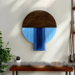 Böhmische runde Wanddeko aus Holz mit blauen Farbverlauf-Quasten für das Wohnzimmer