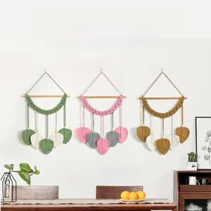 Trois tapisseries bohèmes tissées à la main en vert rose et marron sur un mur blanc