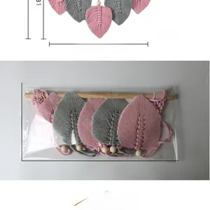 Détail de tenture murale en macramé avec feuilles rose et gris et perles en bois