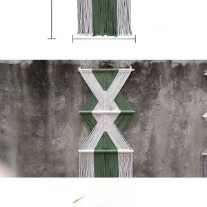 Dettaglio dell'arazzo in macramè fatto a mano con trama geometrica e nappe decorative