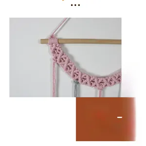 Détail du tissage macramé mural avec motifs de feuilles faits main en rose et gris
