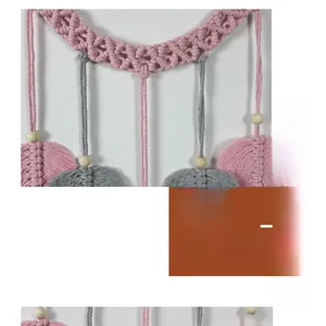 Détail de tissage fait main en coton rose et gris avec formes de feuilles et perles en bois