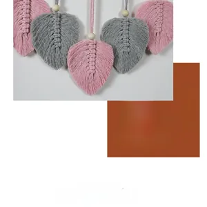 Détail de suspension murale en macramé feuille en coton tissé main avec perles en bois naturel