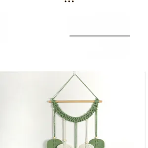 Détail de macramé mural en forme de feuille avec corde en coton et perles de bois