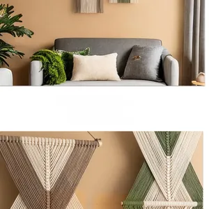 Dettaglio di un arazzo boho in cotone intrecciato con nappe e cuscini decorativi
