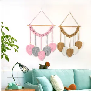 Détail de la suspension murale en macramé tissé à la main avec feuilles en coton bohème