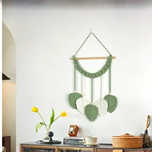 Détail de la tenture murale tissée en forme de feuilles avec cordons coton et perles en bois