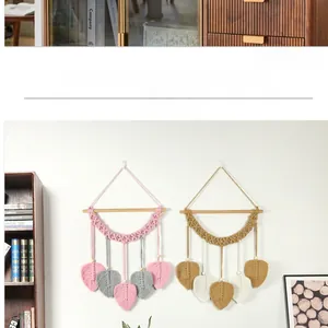 Détail d'une décoration murale en macramé tissé à la main avec feuilles rose et gris