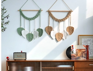 Détail d'une suspension murale bohème en macramé avec feuilles tissées à la main