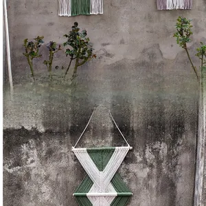 Dettaglio dell'arazzo in cotone fatto a mano con motivi geometrici verde e beige