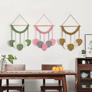 Décoration murale bohème en macramé avec feuilles tissées à la main et perles en bois