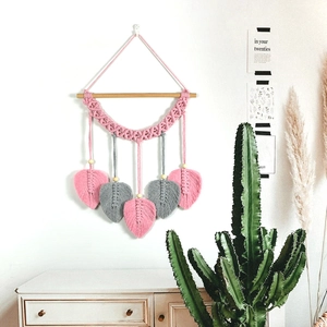Décoration murale bohème en macramé fait main avec plumes de feuilles roses et grises