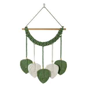 Décoration murale bohème tissée main avec feuilles en coton vert sauge et perles bois