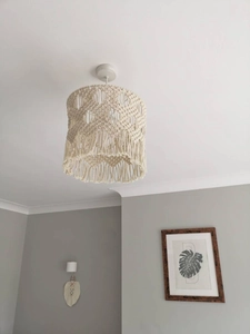 Gros plan sur l'abat-jour macramé bohème en coton avec des détails de franges artisanales