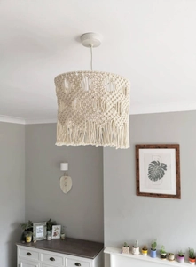 Détails de tissage macramé fait main et franges sur cet abat-jour de style bohème chic