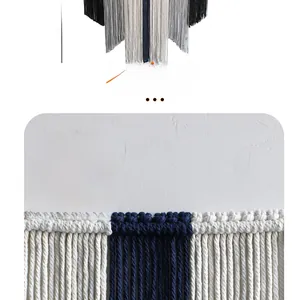 Détail d'une tenture murale tissée main avec franges géométriques en coton et hauteur 120cm