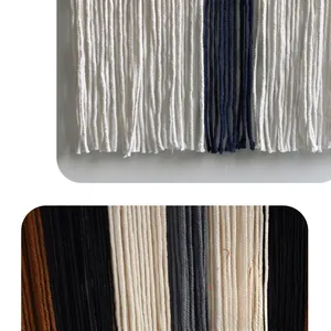 Détail de tapisserie macramé tissée multicolore avec pompons pour décoration murale