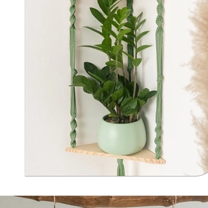 Dettaglio mensola angolare in legno con corda verde intrecciata e vaso in ceramica