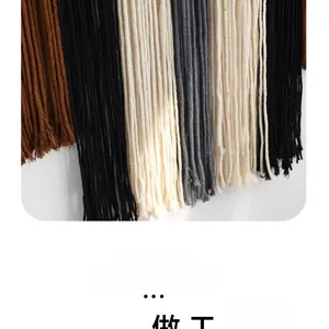 Vue détaillée d'une tenture murale en macramé tissée à la main avec glands en coton colorés