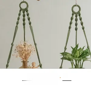 Dettaglio di appendipiante in cotone intrecciato a mano boho in verde salvia