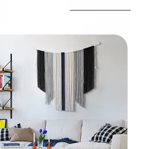Détail d'une tapisserie tissée main avec glands en coton multicolores en décor nordique