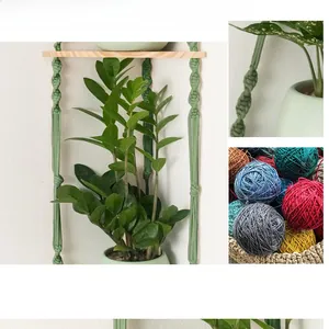 Dettaglio macro dello scaffale boho intrecciato a mano verde con base in legno