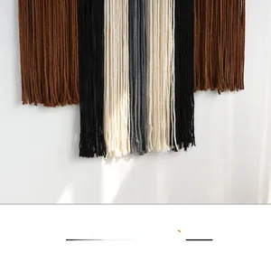 Détail des glands en coton faits à la main de cette tapisserie murale bohème