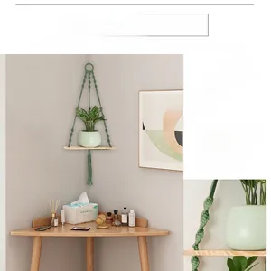 Dettaglio del supporto per piante intrecciato a mano in cotone verde con ripiano in legno