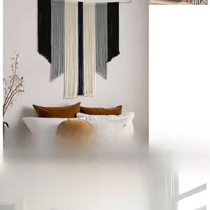 Détail macro du macramé mural nordique fait main avec tissage géométrique et longues franges