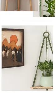 Dettaglio del portapiante in macramè verde fatto a mano con decorazione murale nordica