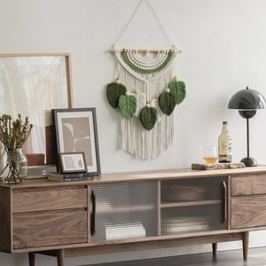 Arazzo in macramè fatto a mano con foglie intrecciate e perline in legno decorativo