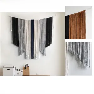 Détail de la tapisserie murale tissée à la main de style bohème avec des franges colorées