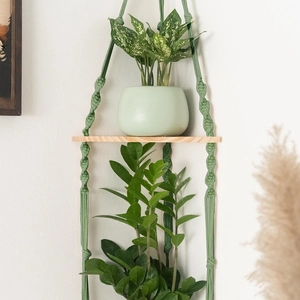 Mensola a muro in macramè nordico con corda di cotone verde e base in legno