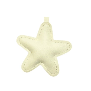 Vue détaillée du pendentif étoile jaune crème en similicuir grainé avec coutures fines